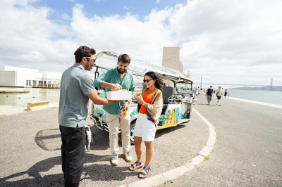 Sinta a vibe de lisboa num tuk-tuk elétrico privado, prove pastel de nata, conheça a torre de belém e alfama, e divirta-se com um guia local. inclui traslado e mimos.