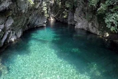 Siente la adrenalina en las gargantas de cocciglia, toscana, con una aventura en tirolina, guías expertos, todo el equipo incluido y parking gratis. fácil acceso desde el aparcamiento.