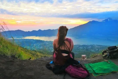 Erlebe den sonnenaufgang am mount batur in bali, wandere in kleiner gruppe, genieße frühstück aus vulkanischem dampf und bewundere den lake batur – inklusive abholung.