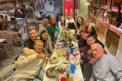 Entdecke athen kulinarisch bei einer kleinen gruppen-foodtour. probiere street food, meze in einer familiären taverne und süße desserts – alle verkostungen inklusive.