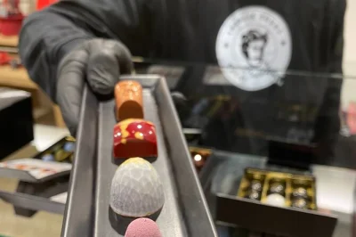 Follow a local guide through ghent’s top chocolatiers, taste at least 9 belgian sweets, meet artisans, and hear city stories. includes all tastings and fees.