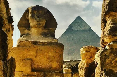 Scopri le piramidi di giza, esplora le tombe a gradoni di saqqara e visita menfi in un tour privato da il cairo con pick-up in hotel e pranzo incluso.