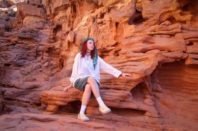 Scopri il sinai con un safari in jeep da sharm el sheikh al colored canyon, snorkeling nel blue hole, passeggiata a dorso di cammello sul mare e pranzo bbq in tenda beduina.