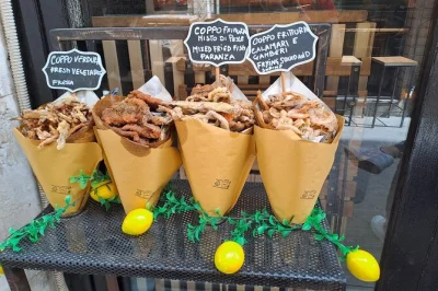 Explore o mercado vibrante de ortigia, prove arancini, peixe frito e cannoli com um guia local neste tour de comida de rua em syracuse—inclui petiscos, almoço e bebidas.