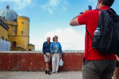 Explore os jardins encantados de sintra, prove vinhos locais com um especialista e sinta a brisa do atlântico no cabo da roca, tudo com transporte em grupo saindo de lisboa.
