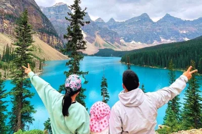Comece seu dia em banff ou canmore com um tour em grupo pequeno para lago moraine e lake louise. inclui passeio pela rota de vida selvagem, pickup flexível e histórias de guia local.