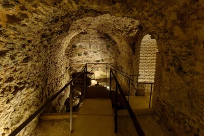 Feel the cool air of toledo’s secret underground, walk roman baths, explore private cellars, and hear stories from a local guide. includes exclusive access.
