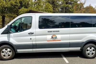 Vivi il grand canyon al tramonto, ascolta storie locali con guida esperta e gusta una cena dopo un tour di 20 miglia lungo il bordo. snack, bevande e pickup inclusi.