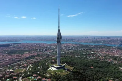 Descubre estambul desde europa y asia en un tour de día completo con crucero por el bósforo, mezquita de Çamlıca, colina pierre loti, almuerzo y guía local. incluye recogida y entradas.