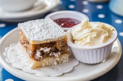 Inizia da trinity college e scopri il centro storico di dublino con una guida locale, assaggiando irish coffee, sausage rolls, ostriche, formaggi e altro. pranzo e bevande inclusi.