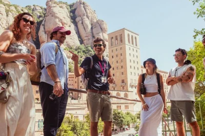Descubre montserrat en una excursión de medio día desde barcelona, con un paseo en tren cremallera, visita guiada al monasterio y tiempo libre para explorar. grupos pequeños y transporte incluido.