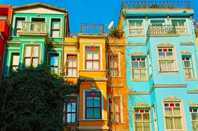 Descubre fener y balat en estambul con un tour a pie de medio día: iglesias, sinagogas y casas vibrantes con guía local. entradas y cultura incluidas.