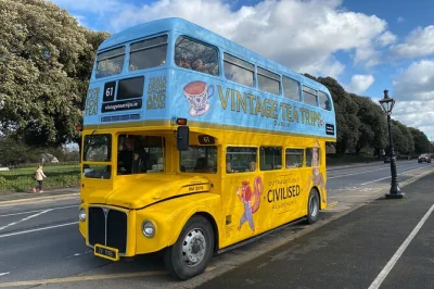 Salta a bordo di un bus d’epoca a dublino per un afternoon tea con vista su trinity college, phoenix park e tante storie raccontate da una guida locale. include pickup e snack.
