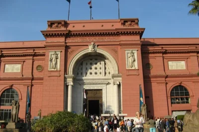 Scopri il museo egizio del cairo con una guida egittologa privata, ammira da vicino i tesori di tutankhamon e approfitta del pick-up in hotel con auto climatizzata.