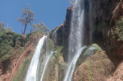 Erlebe die ouzoud-wasserfälle hautnah: spaziergang durch olivenhaine, bootsfahrt am wasserfallfuß und berber-mittagessen mit blick ins tal – abholung in marrakesch inklusive.