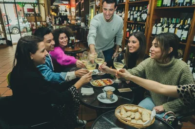 Vivi la notte di porto con un tour guidato tra petiscos, vini locali e birre in cinque bar tradizionali. cena completa inclusa.
