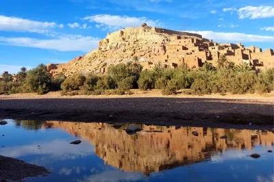 Erlebe die wilde luft des atlas, überquere den tizi-n'tichka-pass, schlendere durch die gassen von aït ben haddou und genieße ein mittagessen nahe den filmstudios von ouarzazate. inklusive abholung