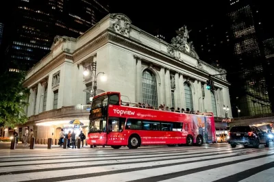 Siente el pulso de nueva york desde un bus descapotable mientras la ciudad brilla de noche. recorre times square, brooklyn bridge y más con audio en 11 idiomas. entradas móviles.