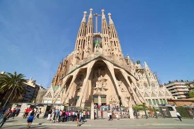 Découvrez barcelone à votre rythme avec une visite privée, prise en charge à l’hôtel ou au port, itinéraire adaptable et guide local. confort et liberté garantis.