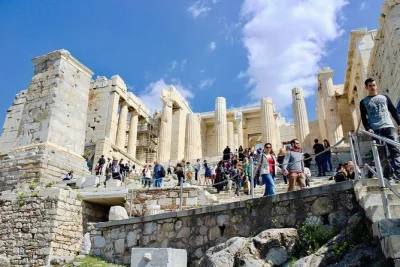 Erlebe die akropolis in athen mit einem lokalen guide, inklusive bevorzugtem einlass ohne warteschlange und eintritt ins akropolis museum. kleine gruppe, echte geschichten.