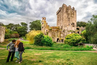 Scopri la storia al rock of cashel, passeggia nel vivace english market di cork e bacia la blarney stone in questa gita da dublino con ingressi e pick-up inclusi.