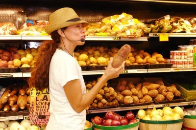 Découvrez little havana à miami avec dégustations, arrêts en boulangerie et anecdotes locales. boissons incluses, petits groupes et guide passionné.