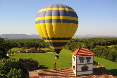 Disfruta un paseo en globo al amanecer sobre el campo catalán desde barcelona, con guía local, recogida opcional y brunch con cava tras el aterrizaje.