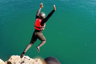 Sinta o atlântico em um dia de coasteering perto de lagos — saltos de penhasco, grutas do mar, costa selvagem e vida marinha. equipamento, fotos e vídeos incluídos.