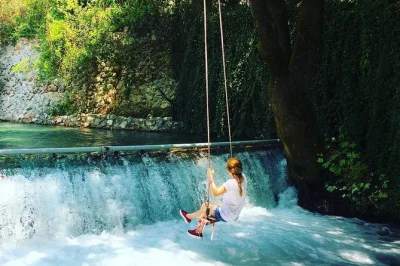Disfruta un paseo por el río azmak en akyaka, explora tumbas antiguas y relájate con un almuerzo junto al río yuvarlakcay. incluye recogida en hotel y guía local.