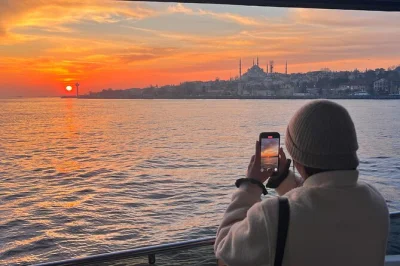 Disfruta del skyline de estambul al atardecer en un crucero por el bósforo, con recogida en hotel, snacks turcos y relatos de un guía local.