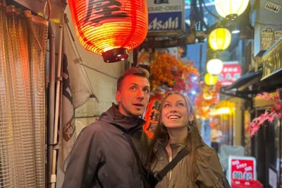 Scopri i veri sapori di tokyo! passeggia per shinjuku con una guida locale, assaggia 13 piatti in angoli nascosti, esplora golden gai e memory lane. cibo e bevande incluse.
