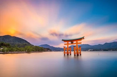Scopri l’isola di miyajima con una guida privata, visita il santuario itsukushima, incontra i cervi amichevoli e gusta gli snack tipici. ritiro flessibile incluso.