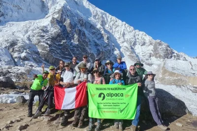 Vivi sotto le stelle delle ande in cabine di vetro, percorri il salkantay trail con guide locali, dormi in una casa hobbit e raggiungi machu picchu—con transfer e pasti inclusi.
