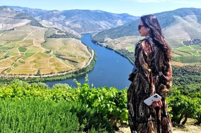Parti da porto per un’escursione nella valle del douro con degustazioni di vini d’eccellenza, pranzo tradizionale e crociera panoramica in barca, tutto in piccolo gruppo con pick-up incluso.