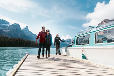 Disfruta de un paseo en barco calefaccionado por maligne lake en jasper, visita spirit island de cerca y escucha las historias de un guía local. entrada flexible y todo incluido.
