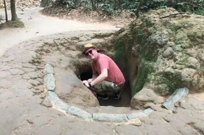 Erlebe die cu chi tunnel mit einem lokalen guide, probiere tapioka wie zu kriegszeiten und entdecke versteckte werkstätten – inklusive abholung in ho-chi-minh-stadt.