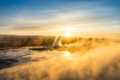 Sinta a força de gullfoss, veja o strokkur entrar em erupção e caminhe pela fenda de thingvellir num tour em grupo pequeno saindo de reykjavik com pickup incluso.