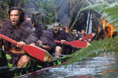 Vivi la magia del mitai maori village a rotorua: canoe guerriere, haka emozionante, cena a buffet hangi, passeggiata nel bosco e lucciole—con trasferimento incluso.