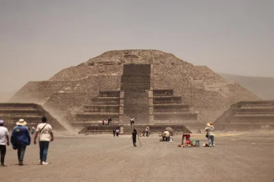 Scopri l’energia antica delle piramidi di teotihuacan, partecipa a laboratori artigianali e gusta un pranzo tipico—con pick-up da città del messico e biglietti d’ingresso inclusi.