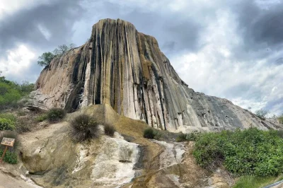 Scopri le piscine minerali di hierve el agua, visita le rovine di mitla, assaggia il mezcal e incontra i tessitori zapotechi in un tour di un giorno da oaxaca con pranzo e ingressi inclusi.