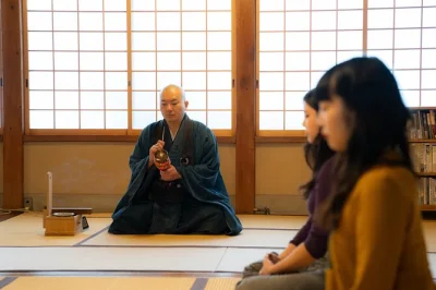 Entra in un tempio di asakusa vecchio 400 anni per una meditazione zen privata, una cerimonia del tè matcha e una chiacchierata con un vero monaco. supporto in inglese incluso.
