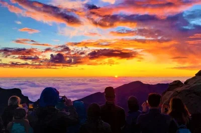 Erlebe den sonnenaufgang am haleakala und radle anschließend entspannt die hänge von maui hinunter. inklusive eintritt, ausrüstung, shuttle und lokaler begleitung. jetzt dein abenteuer buchen!
