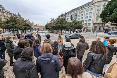 Scopri porto con un tour a piedi nel centro storico, storie autentiche di una guida locale e leggende nascoste. prenotazione flessibile con offerta libera, visita i luoghi più iconici con consigli es