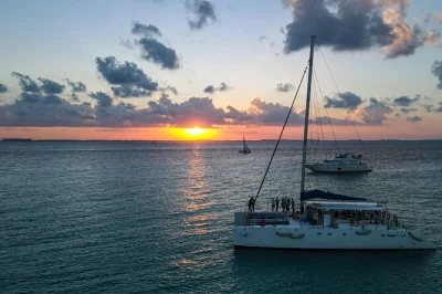 Disfruta un crucero en grupo pequeño desde cancún, nada en playa norte, pasea por el centro de isla mujeres y contempla un atardecer inolvidable. incluye traslado desde tu hotel.