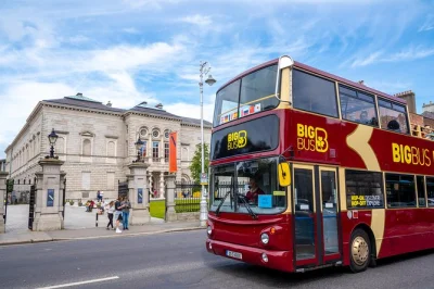 Scopri dublino da un bus scoperto, scendi a guinness storehouse o trinity college e ascolta storie dal vivo. biglietti flessibili con tour a piedi incluso.