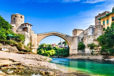 Descubre el casco antiguo de mostar, cruza el puente stari most, prueba el café bosnio y refréscate en la cascada kravica. tour de día completo desde split o trogir con guía y recogida incluida.