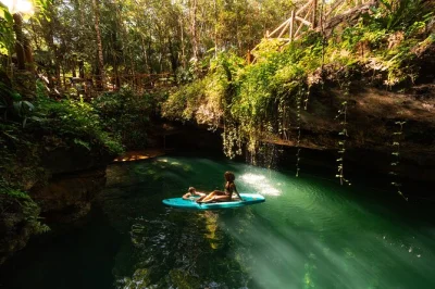 Scopri i cenotes dello yucatan, nuota nelle acque cristalline, vola con la zipline e rilassati con una degustazione di tequila e snack maya. incluso il trasferimento dall’hotel.