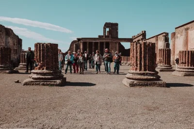 Descubre las ruinas de pompeya con un arqueólogo real, evita las colas y únete a un tour en grupo pequeño. recorre calles, casas, teatros y el famoso lupanar.
