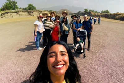 Inizia la tua avventura a teotihuacan con il pick-up mattutino, una passeggiata tranquilla lungo la avenida de los muertos e un pranzo casalingo messicano. include biglietti e trasporto.