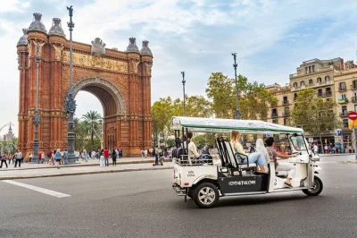 Descubre barcelona en un eco tuk tuk privado, desde la sagrada família hasta la playa de la barceloneta, con guía local y punto de recogida flexible.